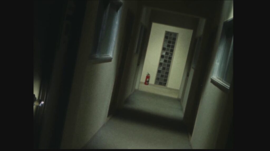 昭和特撮『仮面ライダー』第1話より、蜘蛛男の存在を予感させる薄暗く不気味なマンションの廊下