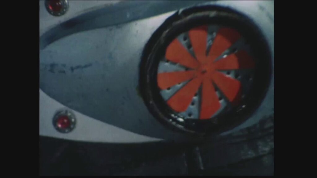 仮面ライダーの変身ベルト中央にある、赤いプロペラ状の風力発電用ファン「タイフーン」のアップ